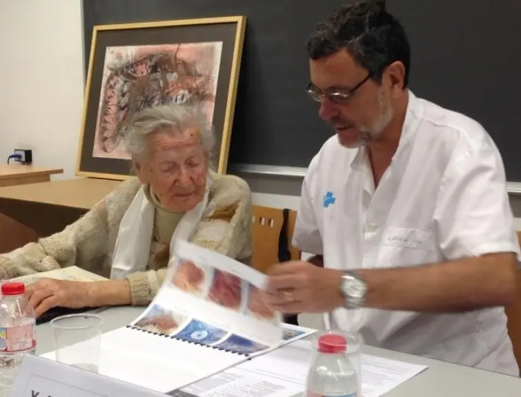 Edith Schaar amb el director de l’IRBLleida en l'acte de cesió dels 100 quadres