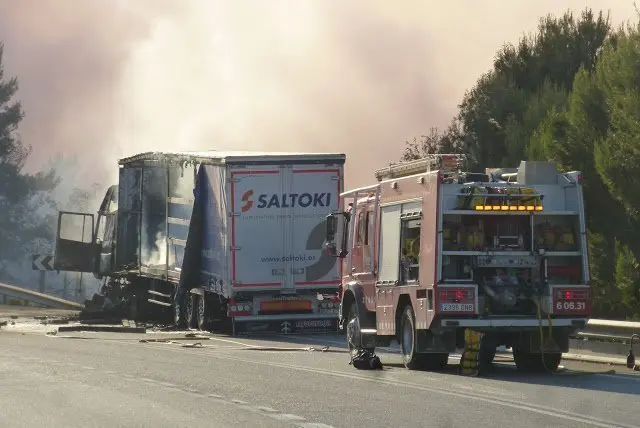 L'accident del camió que va causar un incendi a l'N-240 a l'alçada de Tarrés. Foto. Tarrés al dia