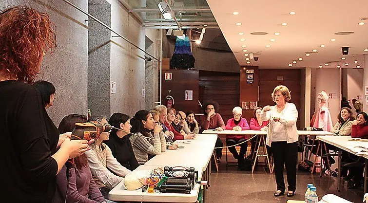 Taller en les instal·lacions del Museu de Vestits de paper de Mollerussa.