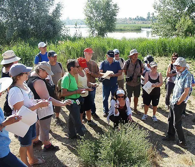 Josep M. Vilaró condueix el taller de reconeixement de plantes a l'Estany.