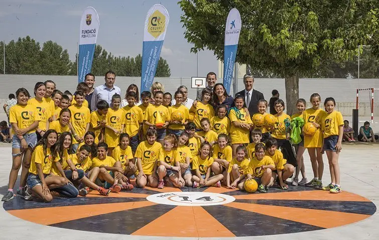 Representació dels escolars i les autoritats, inaugurant el Pati 14