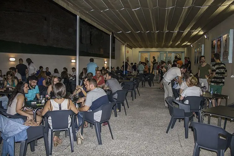 Imatge de la terrassa i zona versa de la Cafeteria Fellini