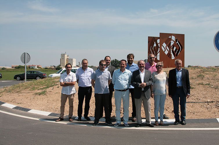 Les autoritats davant de la rotonda amb el monument a la Cooperativa d'Ivars d'Urgell.