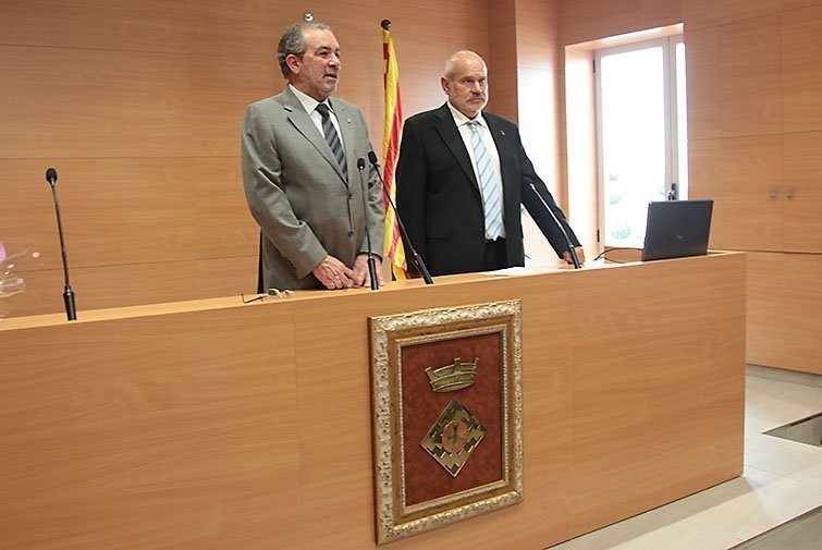 Jon Reñé amb Josep Maria Huguet inauguren la sala de l'ajuntament