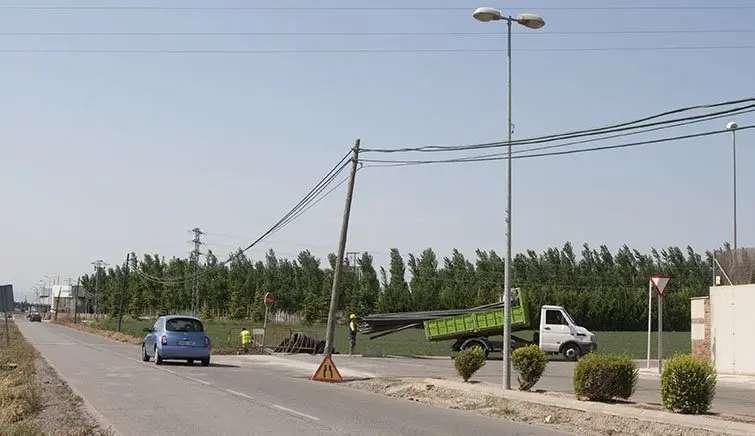 Imatge de les obres del carril lateral al Camí del Palau