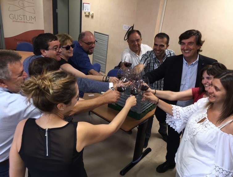 Els responsables polítics i educatius brindant amb vi de les Garrigues (02-07-2015)