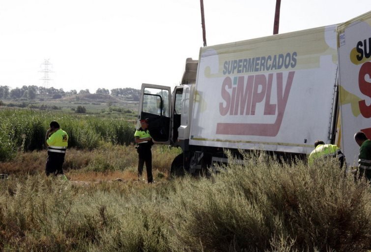 Els Mossos d'Esquadra revisen el camió accidentat