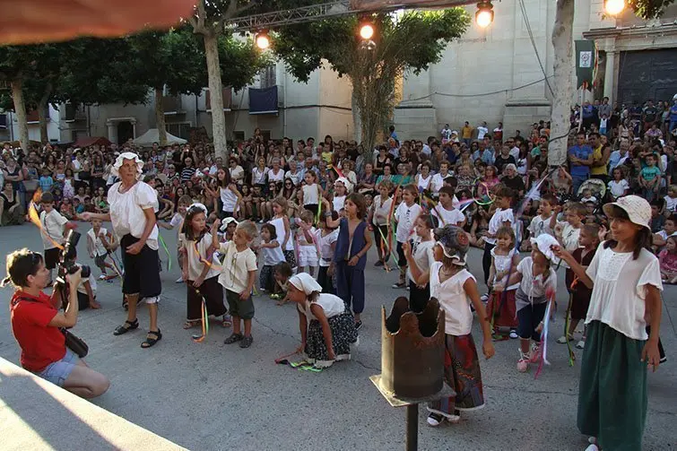 Els petits de la vila ofereixen les danses als nobles i senyors de Cal Bufalà