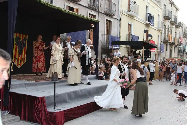 Els nobles recorren les parades dels Firals de Bellvís.