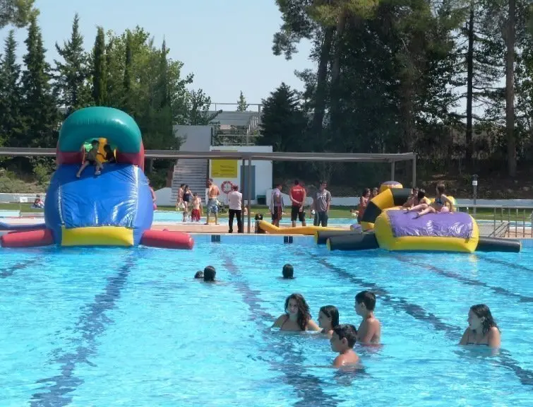 Els usuaris gaudint de les piscines de les Borges