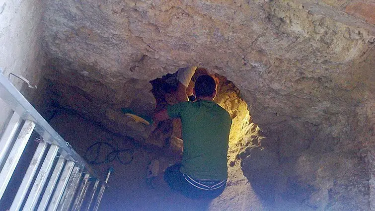 El túnel en el qual es van trobar les restes arqueològiques.