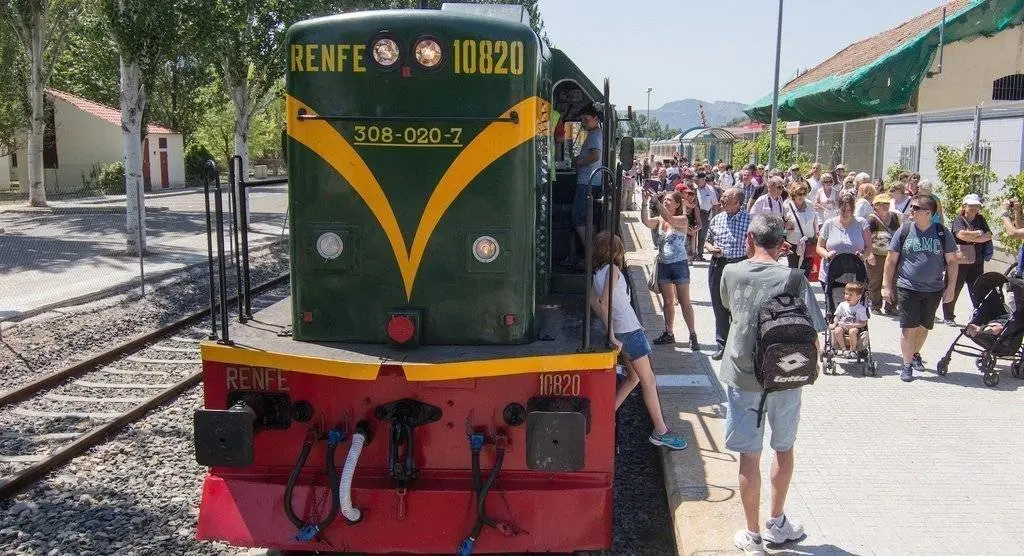 Arribada dle Tren dels Llacs a la Pobla de Segur