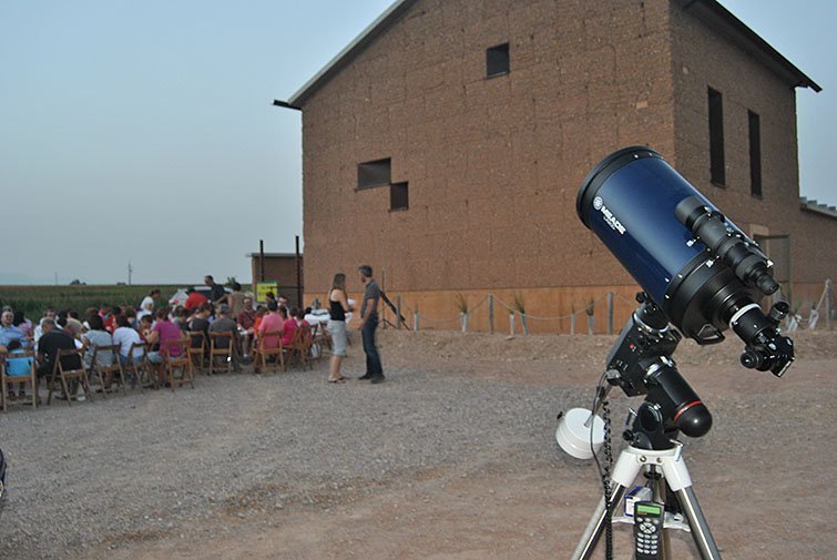 Els assistents han pogut utilitzar un telescopi professional