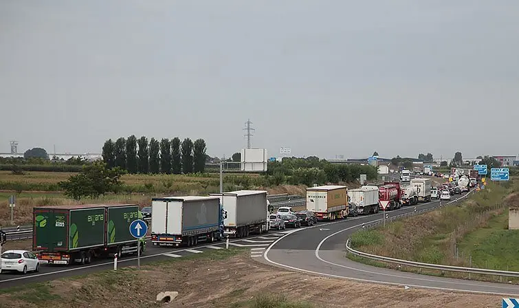 Cues a l'A2 per un accident a Golmés