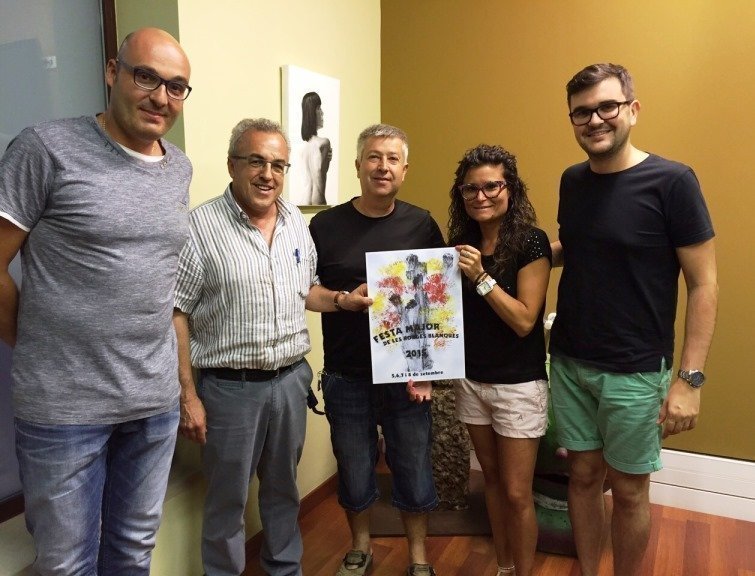 El jurat amb l'obra guanyadorà  del concurs de cartells de Festa Major 2015 de les Borges