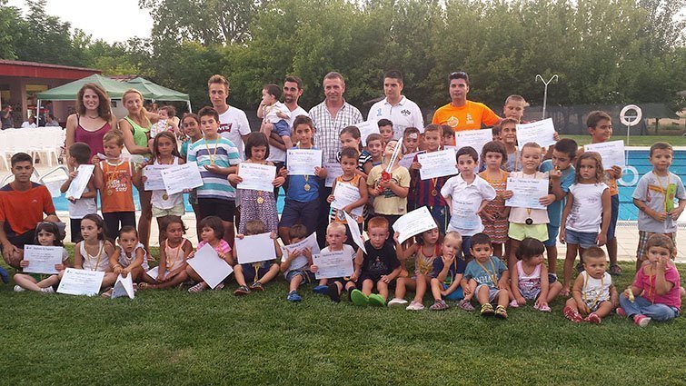 Els nens i nenes que van participar en les activitats a les piscines de Vila-sana