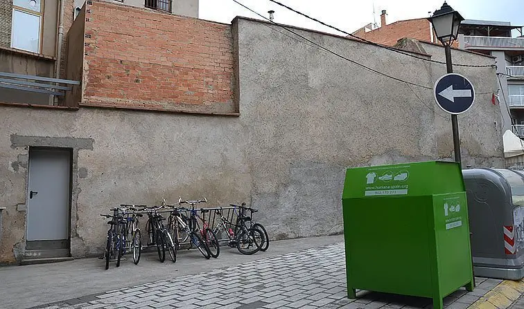 Imatge del aparcaments bicicletes i arranjament de la zona