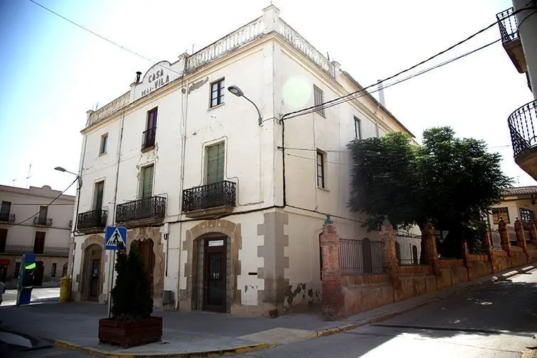 TorregImatge de Torregrossa amb la xarxa elèctrica aèria.rossa Interior