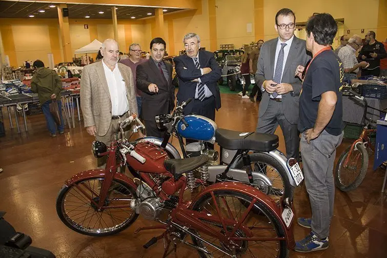 Joan Simó, inaugura Expocàssic, acompanyat de Marc Solsona, Poldo Segarra i Josep M. Huguet.