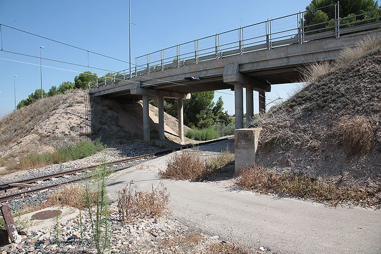 El pont sobre la via del tren, i lloc en el qual es podria habilitar el pas soterrat.