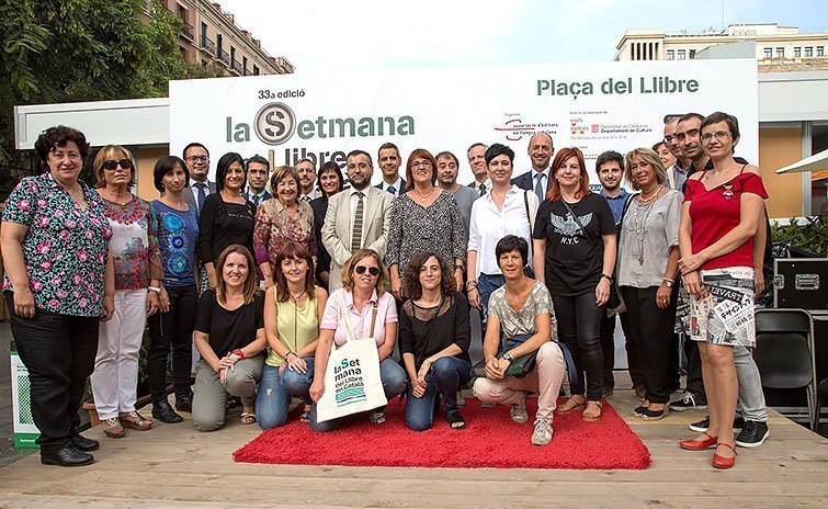 Foto de grup amb els representants de la Biblioteca Comarcal Jaume Vila de Mollerussa