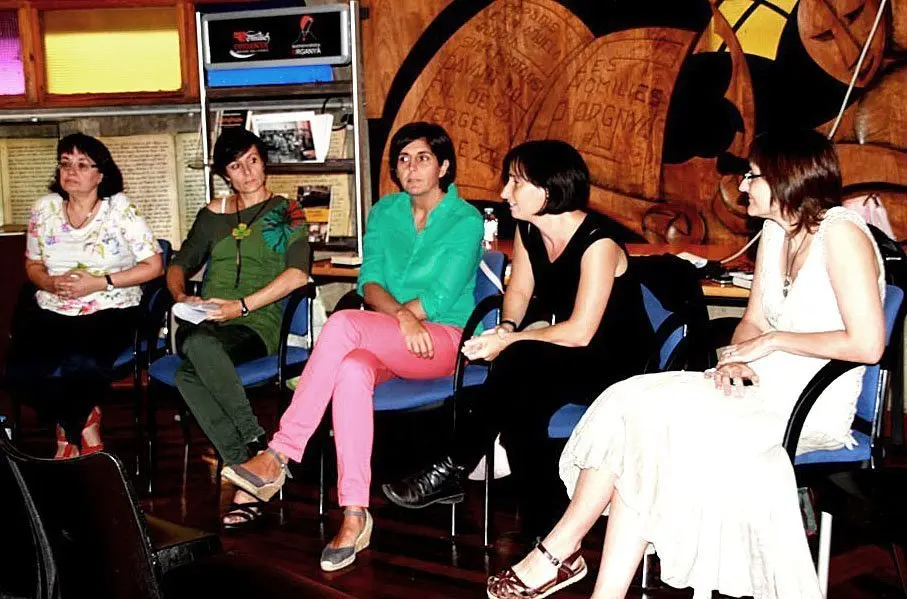 D’esquerra a dreta: Montse Riu, documentalista i moderadora de l’acte, Lourdes Esteve, Ma Àngels Terrones, Carme Fenoll i Laura Fuses. Foto: Josep Sansegundo.