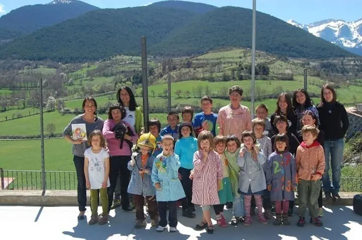 Imatge de la presentació del conte "La Clàudia i el seu casc de bombera" a l'escola Ridolaina.