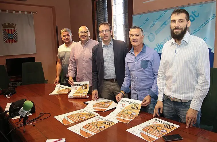 L'alcalde amb el president del Club Bàsquet Mollerussa i membres de la junta