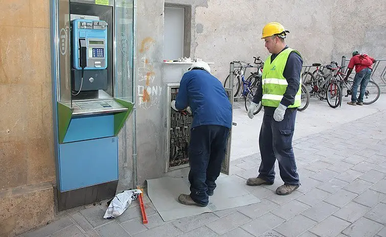 Els operaris de la companyia treballant en la reparació