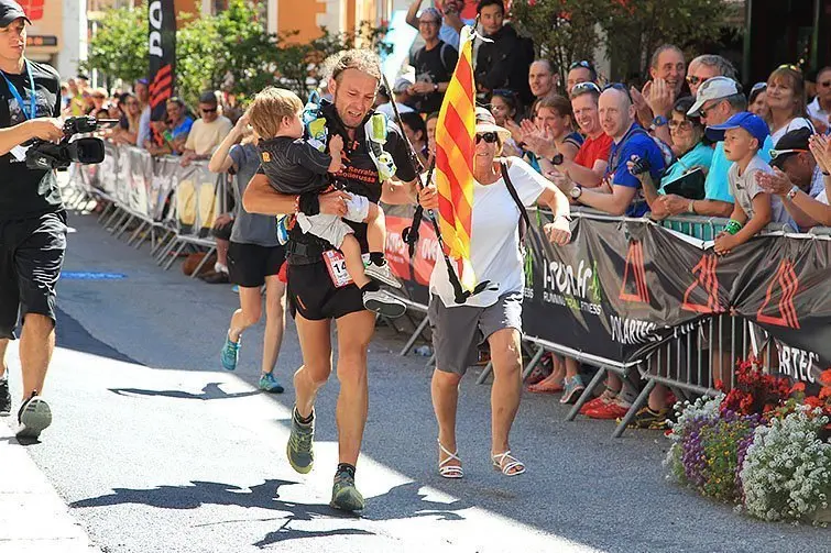 Jordi Balagué creua l'arribada a Chamonix, amb els evidents signes de la fatiga