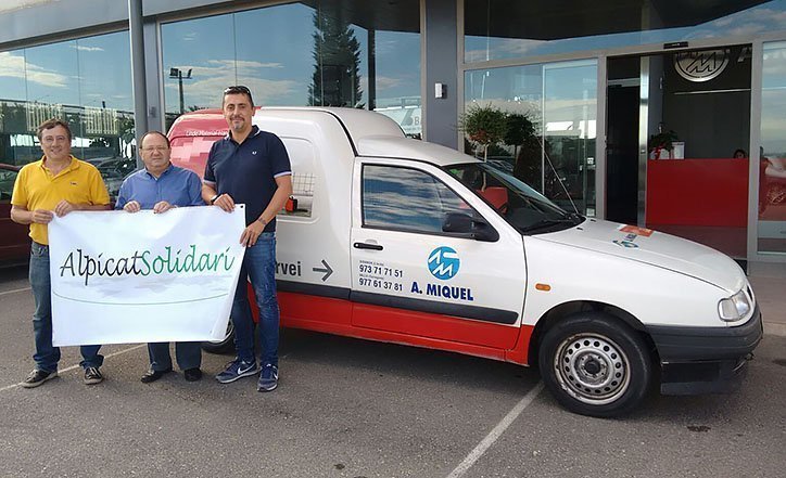El director de tallers A. Miquel lliura el vehicle a Alpicat Solidari