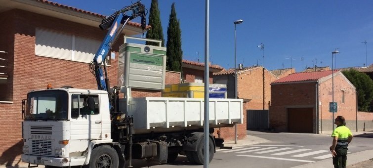 Els operaris descarreguen els nous contenidors de recollida selectiva a Juneda