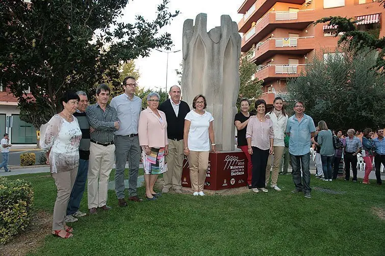 El Monument a la Sardana envoltat del logo de la Capital de la sardana 2016