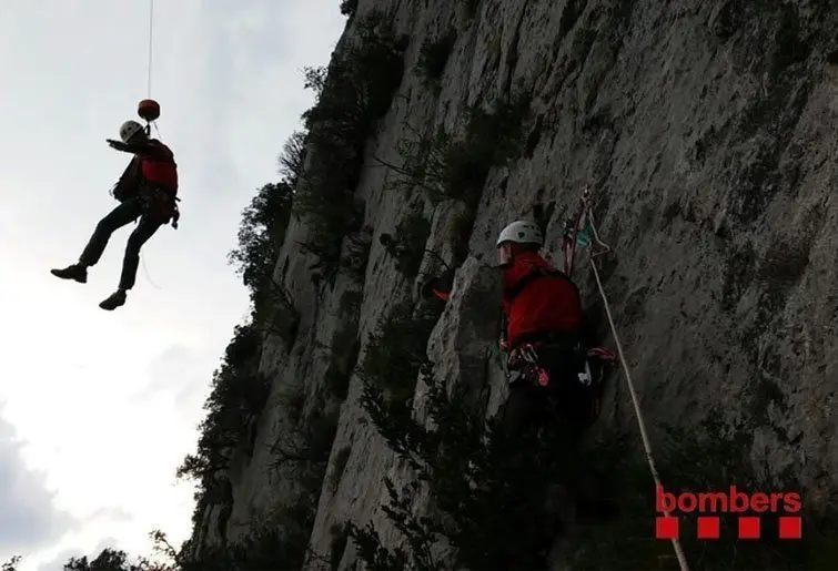 Imatge del rescat a la roca de Narieda.