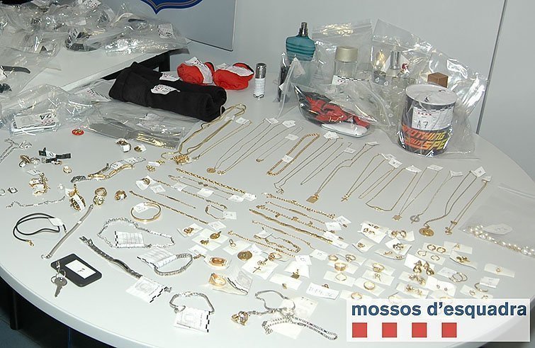 Material recuperat pel cos dels Mossos d'Esquadra en el domicili dels detinguts