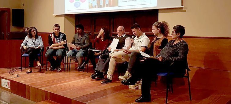 Els participants en el debat de la Trobada de Voluntariat a Mollerussa.