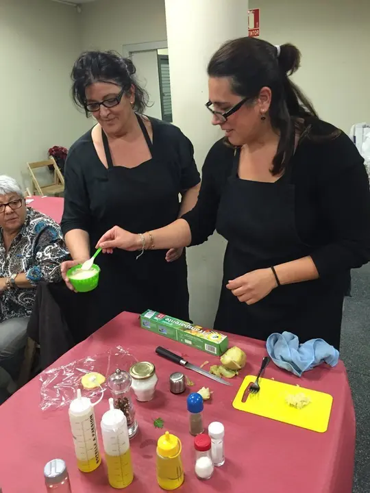 Raquel Alvarez i l’Esther Fenoll de ‘Caramunt’ fent el taller d'aperitius a Juneda