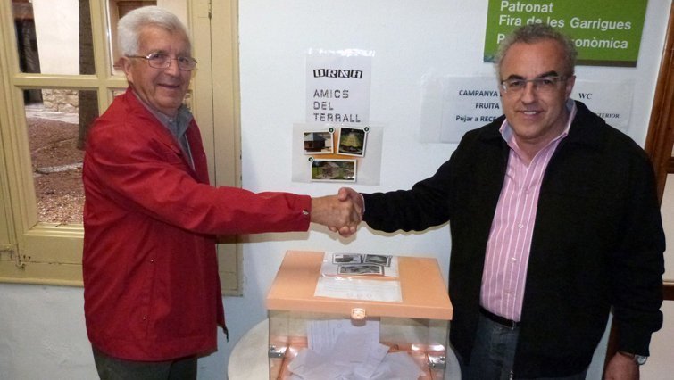 Domènech i Mir, amb la urna del procés participatiu sobre el Terrall2