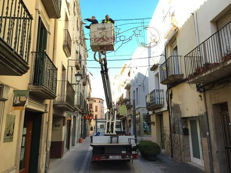 Instal·lació de l'enllumenat de Nadal 2015 a les Borges