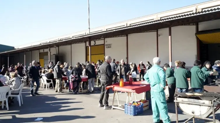 <p>L'esmorzar popular celebrat a la Cooperativa de Sant Isidre. Foto. Pilar Rebellon</p>