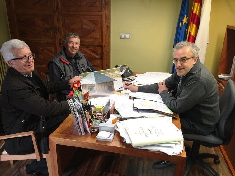 Josep Domènech explicant els resultats del procès participatiu sobre el Terrall a l'alcalde de les Borges