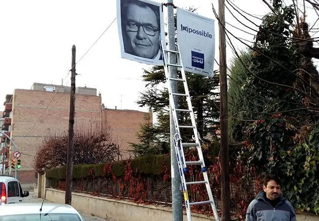 La Brigada despenja els cartells de DiLL que ocupaven l'espai d'ERC