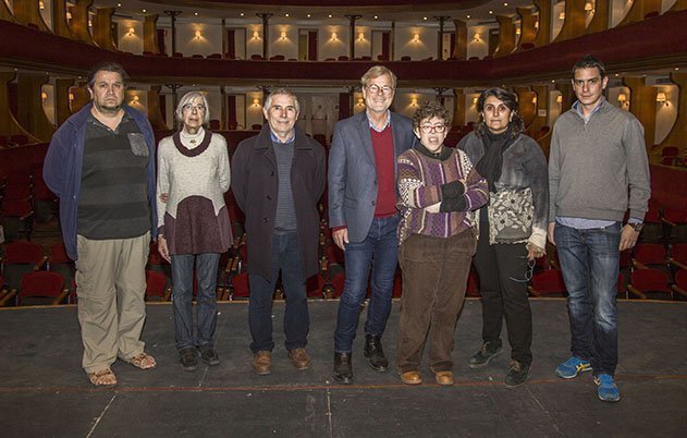 Nils Arne amb els responsables d'ACUDAM en el Teatre L'Amistat