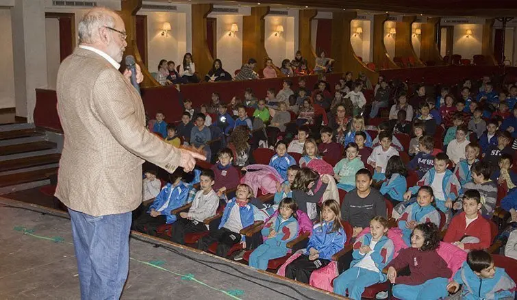 Josep M. Huguet saluda als escolars que aisteixen a l'espectacle