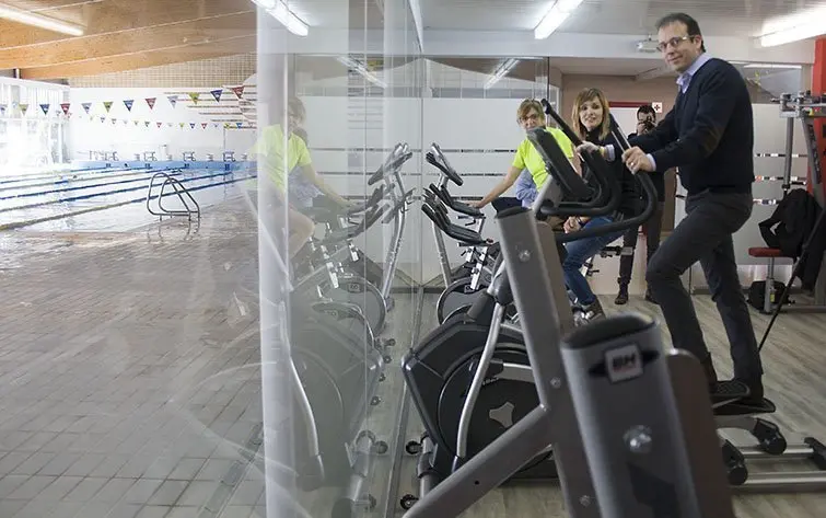 L'alcalde Marc Solsona i el regidor Bernat Diaz visiten el gimnàs de les Piscines