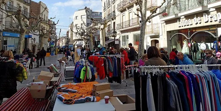 Les parades del Mercat de Rebaixes a la plaça Major de Mollerussa