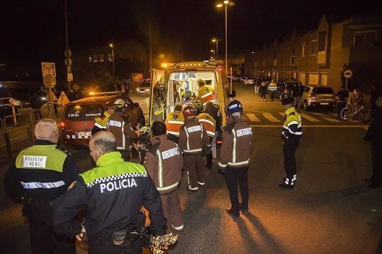 Els serveis d&#39;emergències mèdiques evacuant al jove que va ser envestit