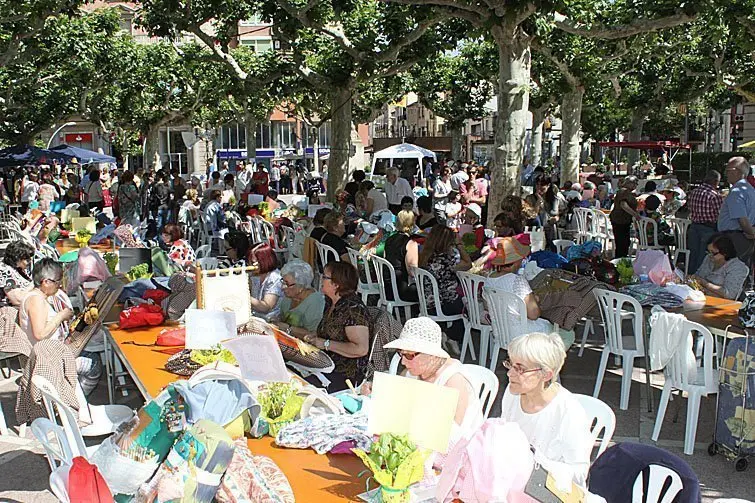 IMATGE D'ARXIU · Trobada de puntaires a Tàrrega en què se cediren taules i cadires interiro