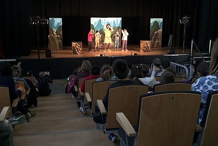 L'obra de teatre interactiva en anglès, 'Georgina and the Dragon', per als estudiants garriguencs interior
