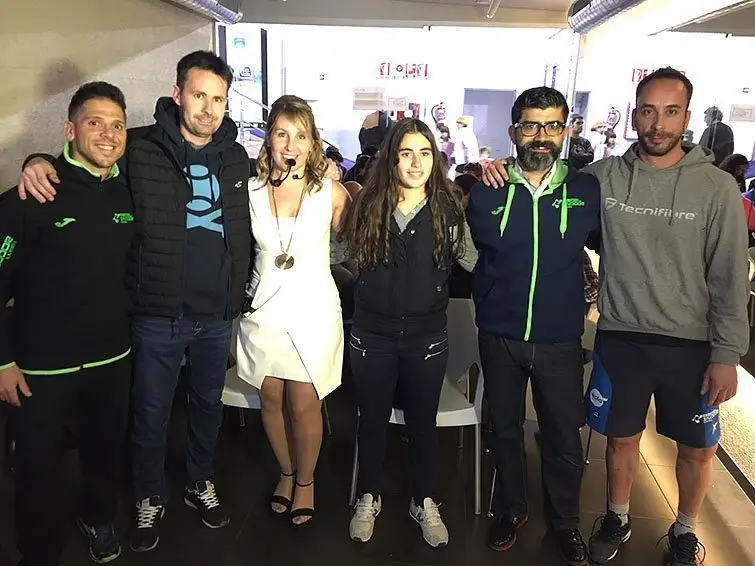 Silvia De la Cruz, Laia Bonilla, amb els seus entrenadors Raül Iñíguez Ramón i Xavier Vilar, i el gerent del Padel Indoor Lleida Albert Gadea